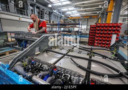 03.03.2022, Deutschland, Nordrhein-Westfalen, Herten - Cummins Hydrogenics Brennstoffzellenfabrik. Ein Mitarbeiter montiert Brennstoffzellensysteme für Alstom's Cora Stockfoto