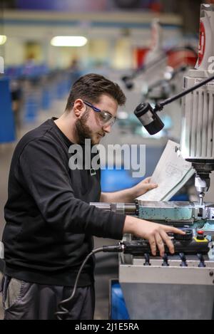 08.03.2022, Deutschland, Nordrhein-Westfalen, Oberhausen - Auszubildende in metallverarbeitenden Berufen. Lehrling bei einer Werkzeugmaschine in der MAN-Ausbildungseinrichtung Stockfoto