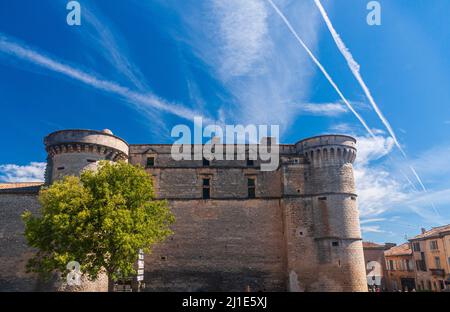 Ein historisches Schloss Château de Gordes, das im 16. Jahrhundert unter einem wolkigen Himmel an einem sonnigen Tag in Gordes, Avignon, Provence, Frankreich erbaut wurde Stockfoto