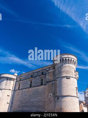 Ein historisches Schloss Château de Gordes, das im 16. Jahrhundert unter einem wolkigen Himmel an einem sonnigen Tag in Gordes, Avignon, Provence, Frankreich erbaut wurde Stockfoto