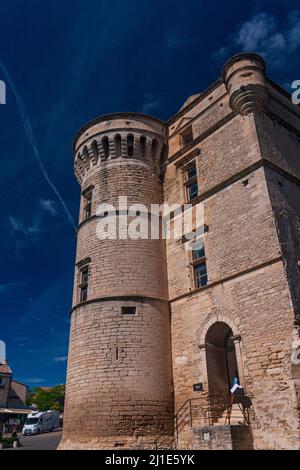 Ein historisches Schloss Château de Gordes, das im 16. Jahrhundert unter einem wolkigen Himmel an einem sonnigen Tag in Gordes, Avignon, Provence, Frankreich erbaut wurde Stockfoto