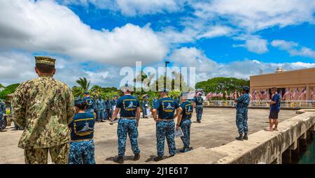 Honolulu, Hawaii, USA - August 2016: US Navy American Soldiers of USS Missouri CPO Legacy Academy in Battleship Missouri Memorial. Chef Stockfoto