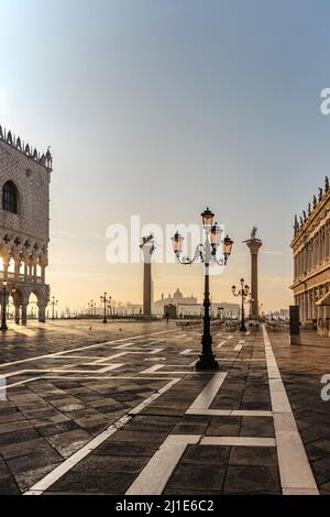 Berühmter leerer San Marco Platz mit Dogenpalast bei Sonnenaufgang, Venedig, Italien. Am frühen Morgen in populärem Touristenziel. Weltberühmte Venedig Wahrzeichen. Stockfoto