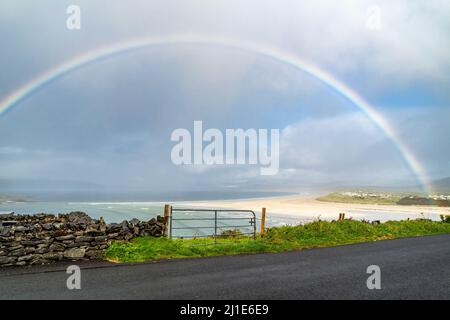 Erstaunlicher Regenbogen über Narin Strand bei Portnoo in der Grafschaft Donegal Irland. Stockfoto