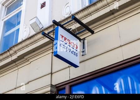 Tesco Express-Ladenschild in Richmond upon Thames, London, England, Großbritannien Stockfoto