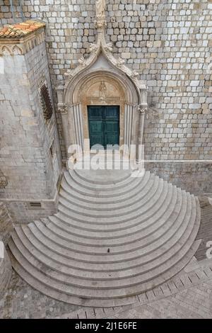 Blick von oben die Rundtreppe des Dominikanerklosters in der Altstadt von Dubrovnik, Kroatien. Stockfoto
