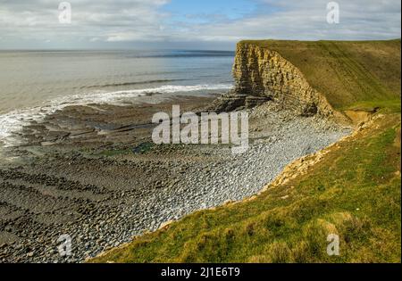 Blick auf Nash Point oder Marcross Beach von der östlichen Klippe der Glamorgan Heritage Coast. Stockfoto