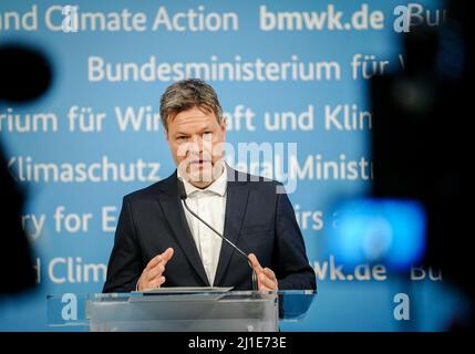 Berlin, Deutschland. 25. März 2022. Robert Habeck (Bündnis 90/die Grünen), Bundesminister für Wirtschaft und Klimaschutz, hält in seinem Ministerium eine Pressekonferenz zur Energiesicherheit in Deutschland ab. Quelle: Kay Nietfeld/dpa/Alamy Live News Stockfoto