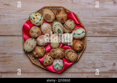 Bunte Ostereier und Bänder Banner.Oben Ansicht mit Kopieplatz für Text.Happy Ostern Dekoration Hintergrund, handbemalt dekoriert Eier.Frühling Stockfoto