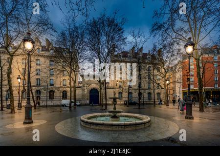 Paris, 17. März 2021: Place Monge im 5.. Arrondissement, Studentenviertel während Covid19 Einschränkungen in Paris Stockfoto