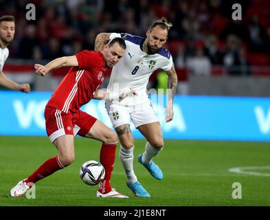 BUDAPEST, UNGARN - 24. MÄRZ: Adam Szalai aus Ungarn tritt beim internationalen Freundschaftsspiel zwischen Ungarn und Serbien in der Puskas Arena am 24. März 2022 in Budapest, Ungarn, um den Ball mit Nemanja Gudelj aus Serbien an. (Foto nach MB-Medien) Stockfoto