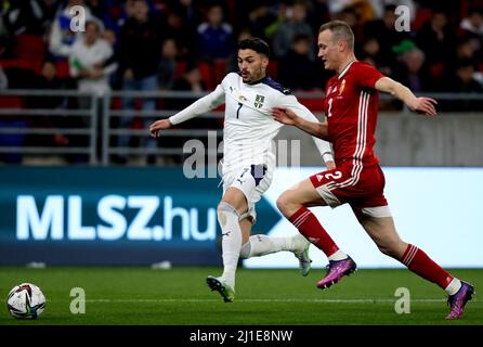 BUDAPEST, UNGARN - 24. MÄRZ: Nemanja Radonjic aus Serbien tritt mit Adam lang aus Ungarn beim internationalen Freundschaftsspiel zwischen Ungarn und Serbien in der Puskas Arena am 24. März 2022 in Budapest, Ungarn, um den Ball an. (Foto nach MB-Medien) Stockfoto