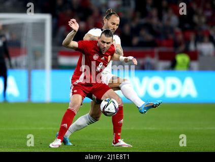 BUDAPEST, UNGARN - 24. MÄRZ: Adam Szalai aus Ungarn tritt beim internationalen Freundschaftsspiel zwischen Ungarn und Serbien in der Puskas Arena am 24. März 2022 in Budapest, Ungarn, um den Ball mit Nemanja Gudelj aus Serbien an. (Foto nach MB-Medien) Stockfoto