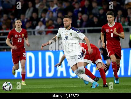 BUDAPEST, UNGARN - 24. MÄRZ: Der serbische Sergej Milinkovic-Savic tritt beim internationalen Freundschaftsspiel zwischen Ungarn und Serbien in der Puskas Arena am 24. März 2022 in Budapest, Ungarn, um den Ball mit dem ungarischen Andras Schafer an. (Foto nach MB-Medien) Stockfoto