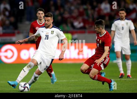 BUDAPEST, UNGARN - 24. MÄRZ: Sergej Milinkovic-Savic aus Serbien kämpft mit Adam Nagy aus Ungarn beim internationalen Freundschaftsspiel zwischen Ungarn und Serbien in der Puskas Arena am 24. März 2022 in Budapest, Ungarn, um den Ball. (Foto nach MB-Medien) Stockfoto