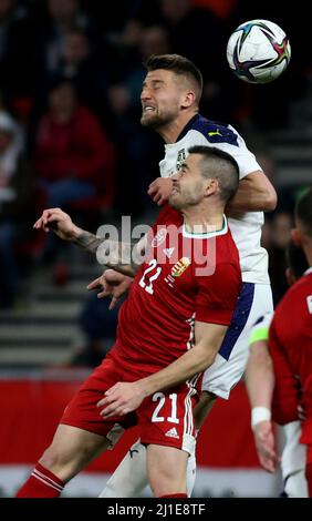 BUDAPEST, UNGARN - 24. MÄRZ: Endre Botka aus Ungarn führt den Ball gegen Sergej Milinkovic-Savic aus Serbien während des internationalen Freundschaftsspiel zwischen Ungarn und Serbien in der Puskas Arena am 24. März 2022 in Budapest, Ungarn. (Foto nach MB-Medien) Stockfoto