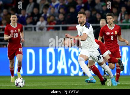 BUDAPEST, UNGARN - 24. MÄRZ: Der serbische Sergej Milinkovic-Savic tritt beim internationalen Freundschaftsspiel zwischen Ungarn und Serbien in der Puskas Arena am 24. März 2022 in Budapest, Ungarn, um den Ball mit dem ungarischen Andras Schafer an. (Foto nach MB-Medien) Stockfoto