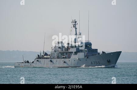 Das französische Marine-Trainingsschiff FS Lion der Leopard-Klasse macht sich auf den Weg durch den Solent in Richtung Portsmouth-Hafen. Bilddatum: Freitag, 25. März 2022. Stockfoto