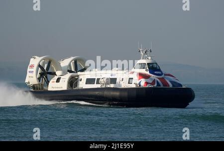 Das Hovertravel Hover Craft „Island Flyer“ macht sich auf den Weg nach Southsea von Ryde auf der Isle of Wight. Bilddatum: Freitag, 25. März 2022. Stockfoto