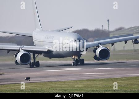 Ein Militärjet der Royal Air Force auf der Landebahn von RAF Brize Norton in Oxfordshire am 23.. März 2022 Stockfoto