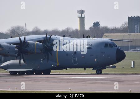 Ein Airbus A400 ZM409 der Royal Air Force, der am 23.. März 2022 von RAF Brize Norton in Oxfordshire, Großbritannien, abheben wird Stockfoto