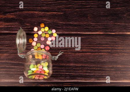 Mehrfarbige Bonbons in einem Glasglas Stockfoto
