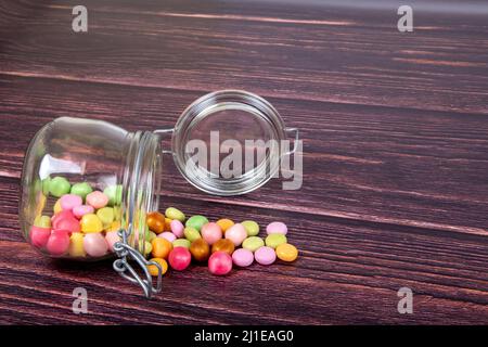 Mehrfarbige Bonbons in einem Glasglas Stockfoto