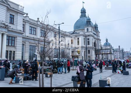 Am 10. März 2022 warten die Menschen vor dem Bahnhof in Lviv, Ukraine. Flüchtlinge, die vor dem Krieg fliehen. Flüchtlinge werden außerhalb des Zuges Lviv-Holovnyi gesehen Stockfoto