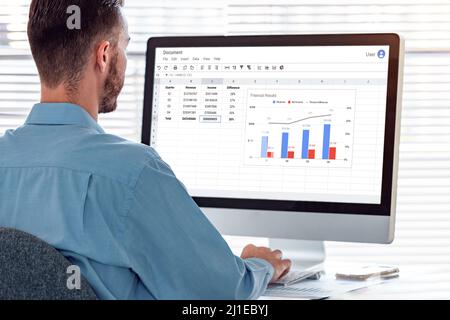 Buchhalter, der an Finanzberichten und Diagrammen mit Tabellenkalkulationssoftware auf dem Computer im modernen Büro arbeitet. Datenanalyse, Buchhaltung, Auditing. Stockfoto