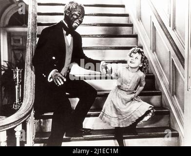 Die 6-jährige Shirley Temple und Bill Bojangles Robinson tanzen im Film The Little Colonel aus dem Jahr 1935 ihre ikonische Treppe.“ Stockfoto