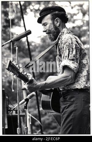 Der Volkssänger und Sozialaktivist Pete Seeger trat um 1974 in der Bandshell im Centra Park auf. Er spielte eine 12-saitige Gitarre. Stockfoto