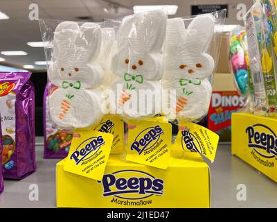 Orlando, FL, USA, 10. Februar 2022: Die Peeps-Marschkaninchen und osterbonbons in einem Kohl's Store warten darauf, dass die Kunden für das Kind einkaufen können Stockfoto