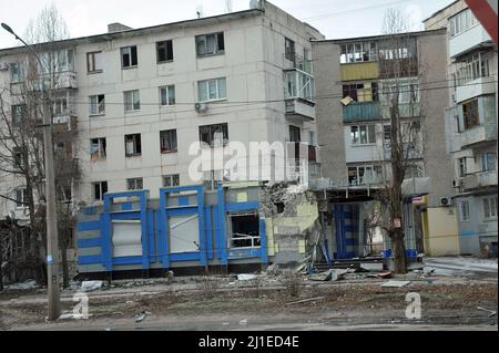 SIEVIERODONETSK, UKRAINE - 14. MÄRZ 2022 - die Geschäfte im Erdgeschoss ...