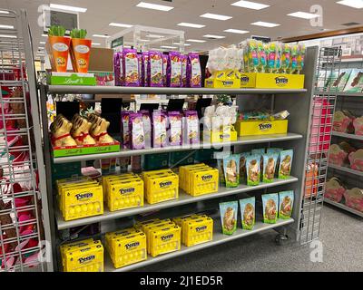 Orlando, FL, USA, 10. Februar 2022: Die Peeps-Süssküken und osterbonbons eines Kohl's Stores warten darauf, dass die Kunden nach den Kindern einkaufen können Stockfoto