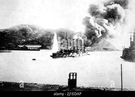 RUSSISCH-JAPANISCHER KRIEG 1904-1905. Der russische Kreuzer Pallada wurde im Februar 1904 in Port Arthur unter Beschuss genommen, während die Ölraffinerie im Hintergrund brennt. Stockfoto