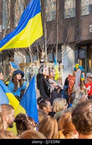 BRÜSSEL, BELGIEN - 24.. März 2022. Krieg in der Ukraine: Hunderte Anhänger der Ukraine versammelten sich während des NATO-Gipfels in Brüssel, um die Führung Europas zu fordern Stockfoto