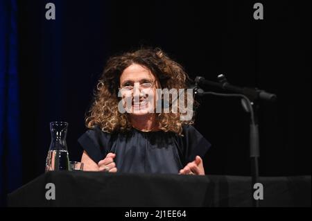 Köln, Deutschland. 24. März 2022. Schauspielerin Adriana Altaras liest auf dem internationalen literaturfestival lit.Cologne. Quelle: Horst Galuschka/dpa/Alamy Live News Stockfoto