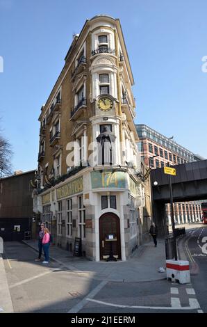 Der Art Nouveau Black Friar Pub in Blackfriars, London, gerettet vor dem Abriss durch Sir John Betjeman. Stockfoto