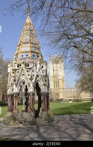 Der Buxton Memorial Fountain in den Victoria Tower Gardens, London, mit den Houses of Parliament im Hintergrund Stockfoto