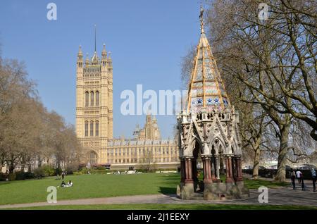 Der Buxton Memorial Fountain in den Victoria Tower Gardens, London, mit den Houses of Parliament im Hintergrund Stockfoto