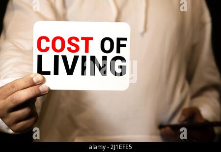 Konzeptionelle Handschrift, die Lebenshaltungskosten zeigt. Business Foto Text die Höhe der Preise in Bezug auf eine Reihe von Alltagsgegenständen Striped Pappkarton karton Stockfoto