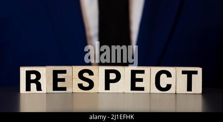 Achtung Wort auf Holz Block geschrieben. respekt Text auf Tisch, Konzept. Stockfoto