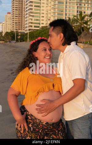 Mann küssen seine schwangere Frau Stockfoto