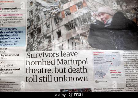 „Überlebende verlassen das bombardierte Mariupol-Theater, aber die Zahl der Todesopfer ist immer noch unbekannt“, titelte die Zeitung Guardian am 17. März 2022 in Großbritannien mit der Schlagzeile der russischen Invasion in die Ukraine Stockfoto