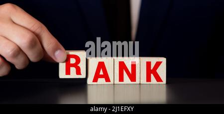 Wortrang geschrieben mit Holzklötzen, Konzept Stockfoto