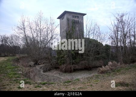 Elektrische Kabine am Rand eines Feldes an einem bewölkten Tag in der Dämmerung Stockfoto