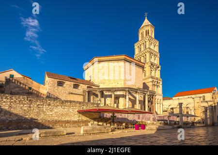 Die Kathedrale von Saint Domnius mit dem Mausoleum im Diokletianpalast im historischen Zentrum von Split, Kroatien, Europa. Stockfoto
