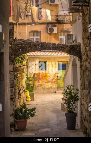 Eine schmale Straße mit hängender Wäsche im historischen Zentrum von Split, Kroatien, Europa. Stockfoto