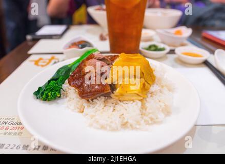 Köstliche gebratene Gans und Hühnchen, kam's Roast Goose, Hongkong, China. 1 Michelin-Sterne für dieses Restaurant, eines der billigsten der Welt Stockfoto