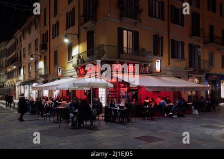 Mailand, Italien Nachtansicht der Menge in einem typischen Café-Restaurant im Freien mit beleuchteten Schildern in Brera Nachbarschaft. Stockfoto